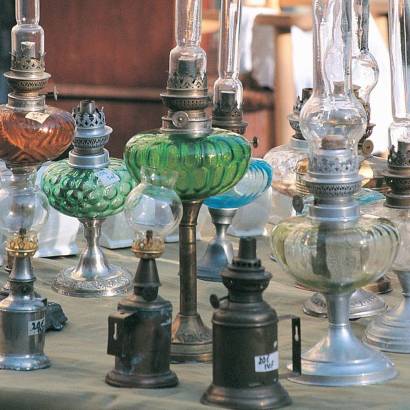 Large bric-a-brac sales at the marché gare