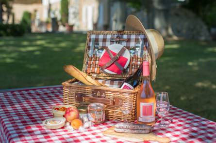 Vineyard picnic at Château Pesquié