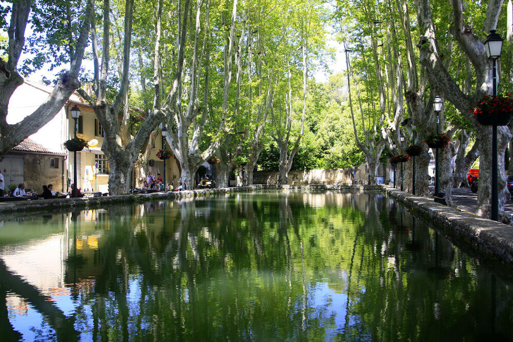Cucuron - place du village ©HOCQUEL A
