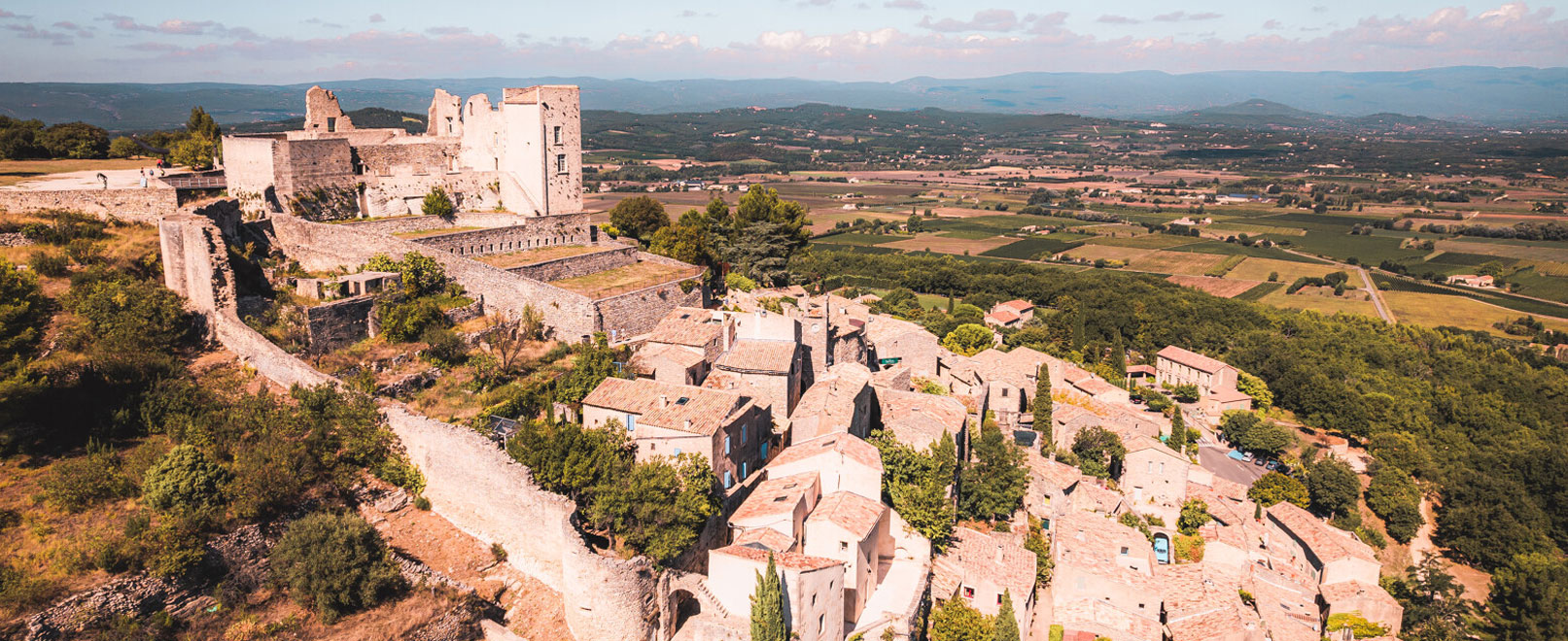 Lacoste-castel-©Lezbroz