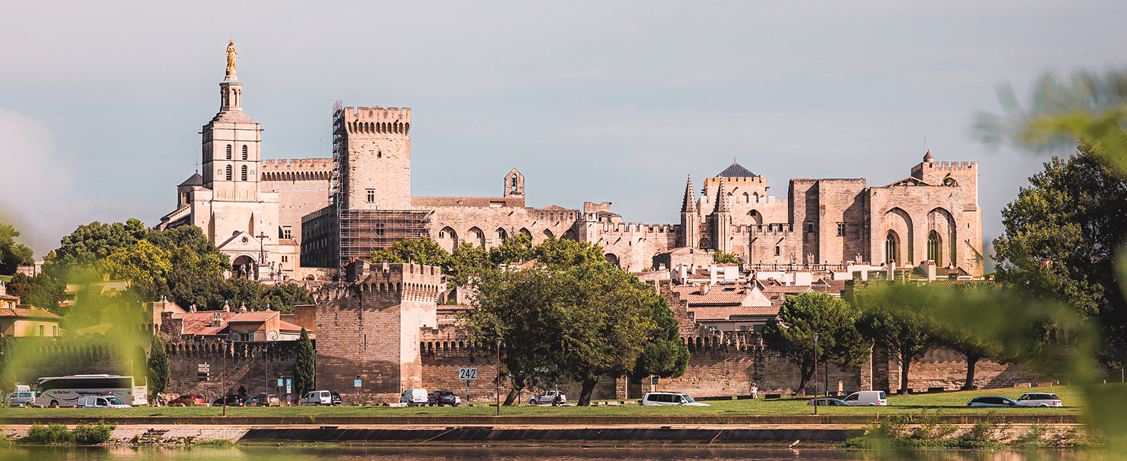 Pope’s Palace © Lezbroz