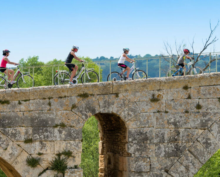Along the Calavon river by bike © Colombe Prod