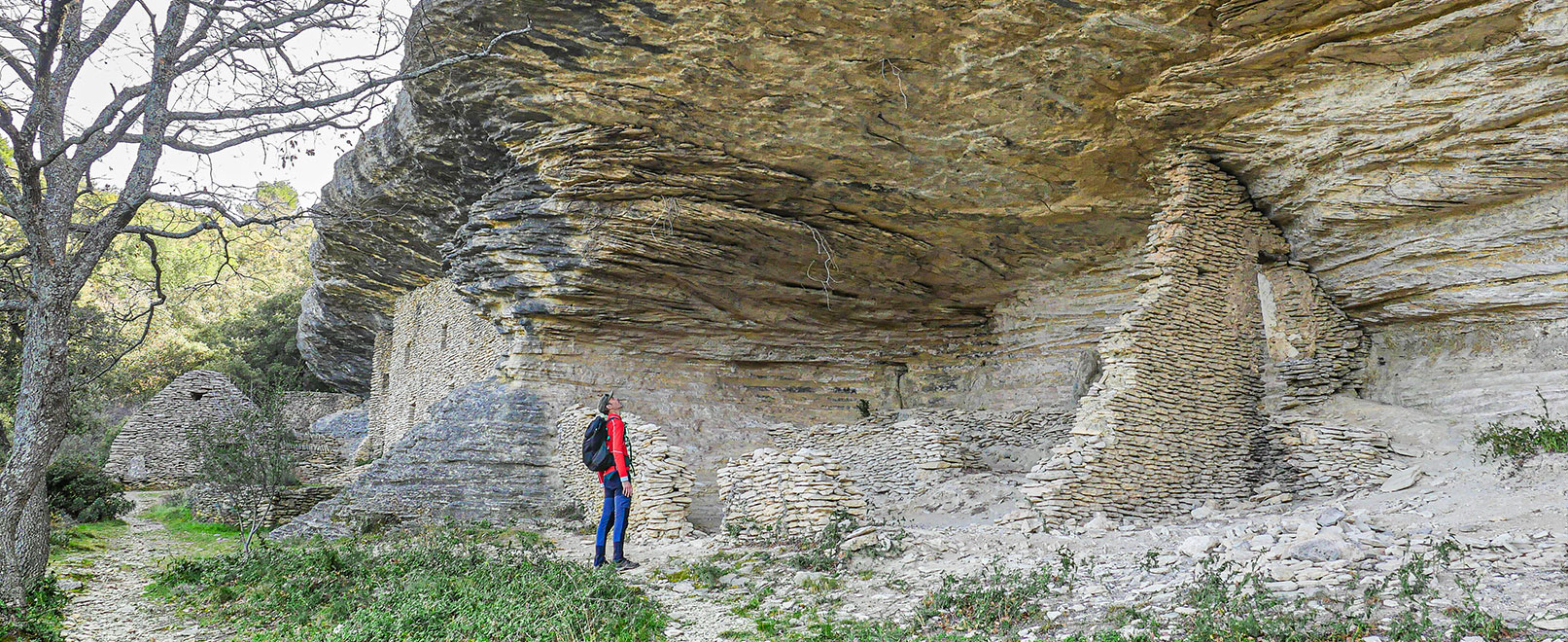 Hiking around the hilltop village of Saumane – take on “les Trois Luisants” © Genestal