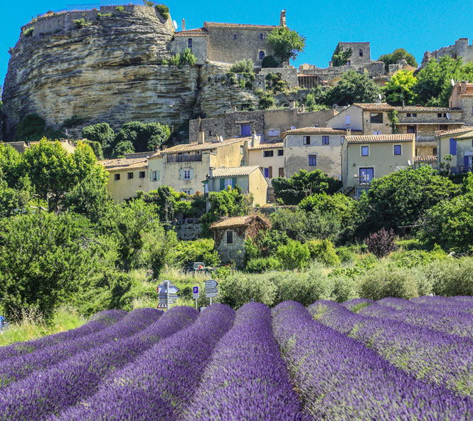 Saignon village